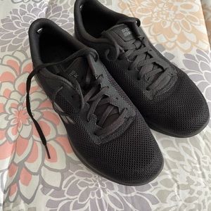 Black tennis shoes